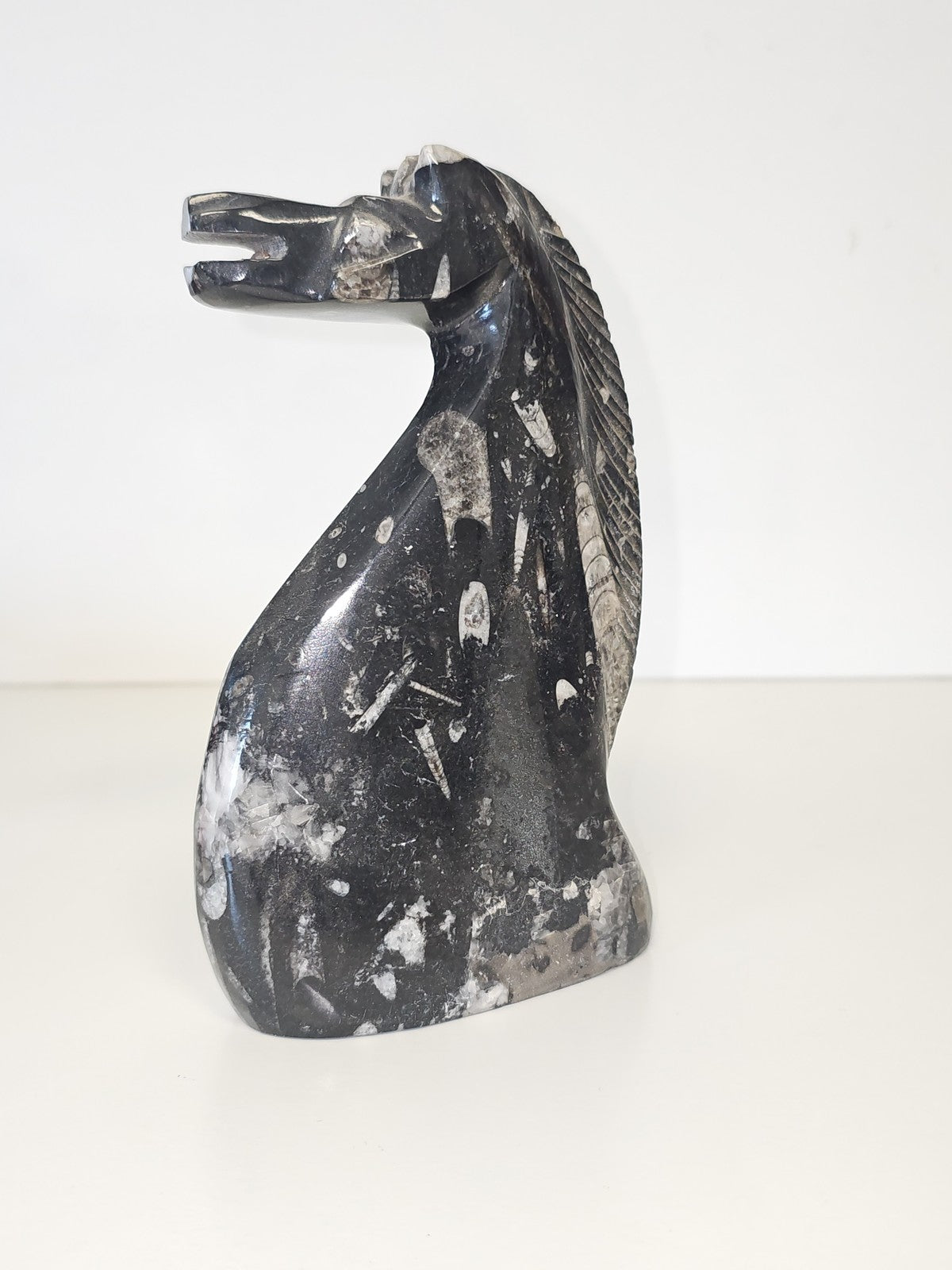 Vintage sculpture cheval en marbre avec fossiles ? Ancien objet de collection dé