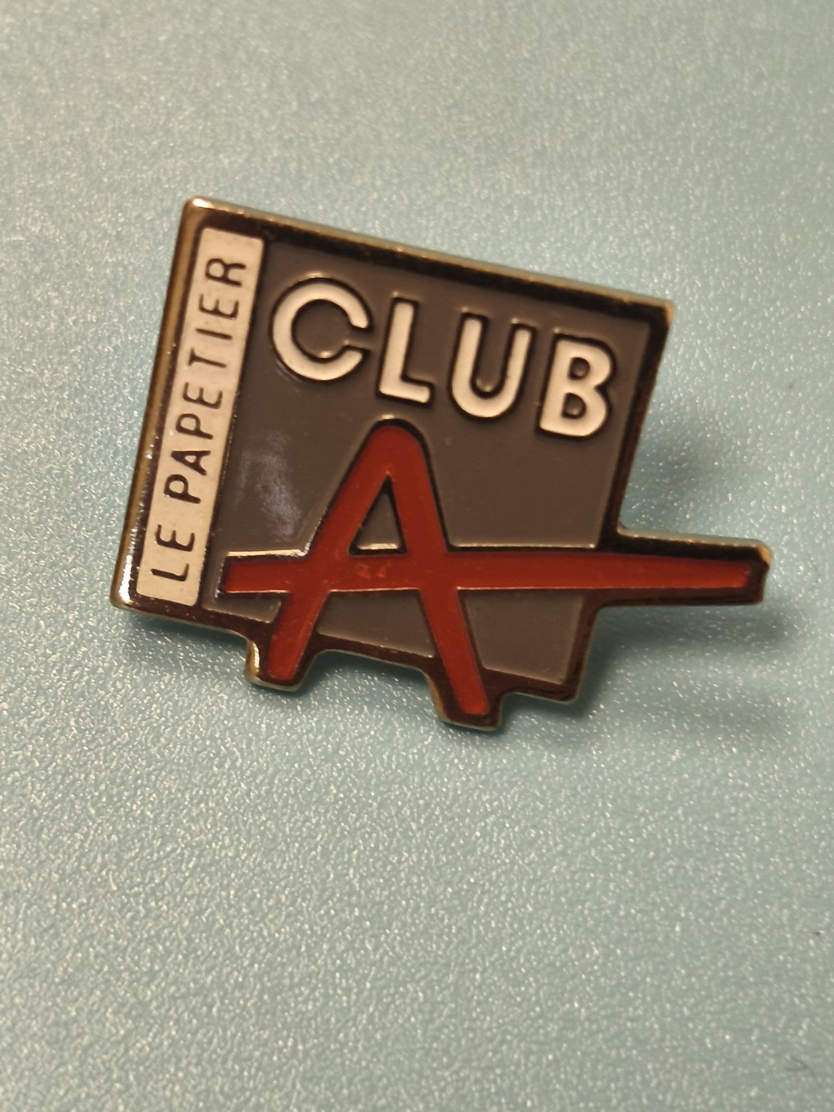 Pin's vintage Club A Le Papetier logo rouge et gris collection (Ref 9)