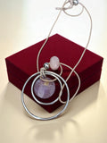 Collier vintage pendentif cercles métal et perle rose rétro fantaisie