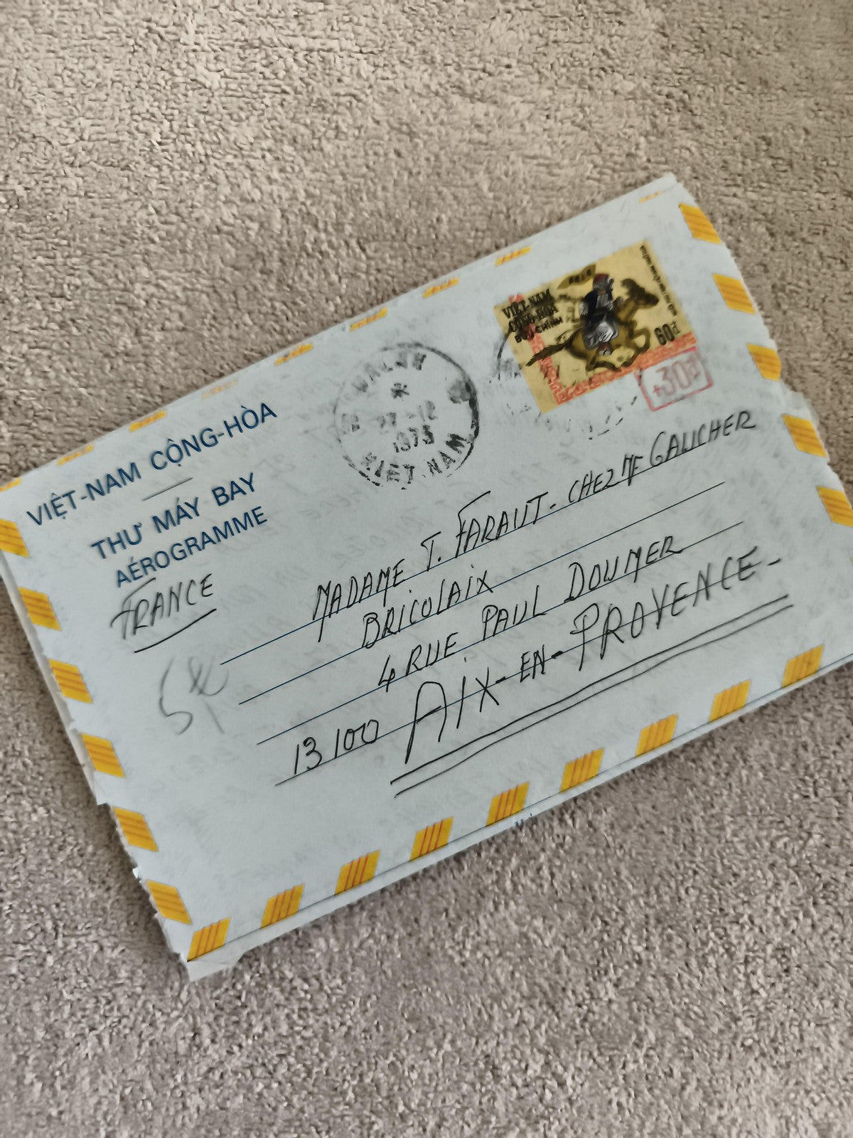 Lettre aérienne Vietnam France affranchie 1975 aérogramme philatélie
