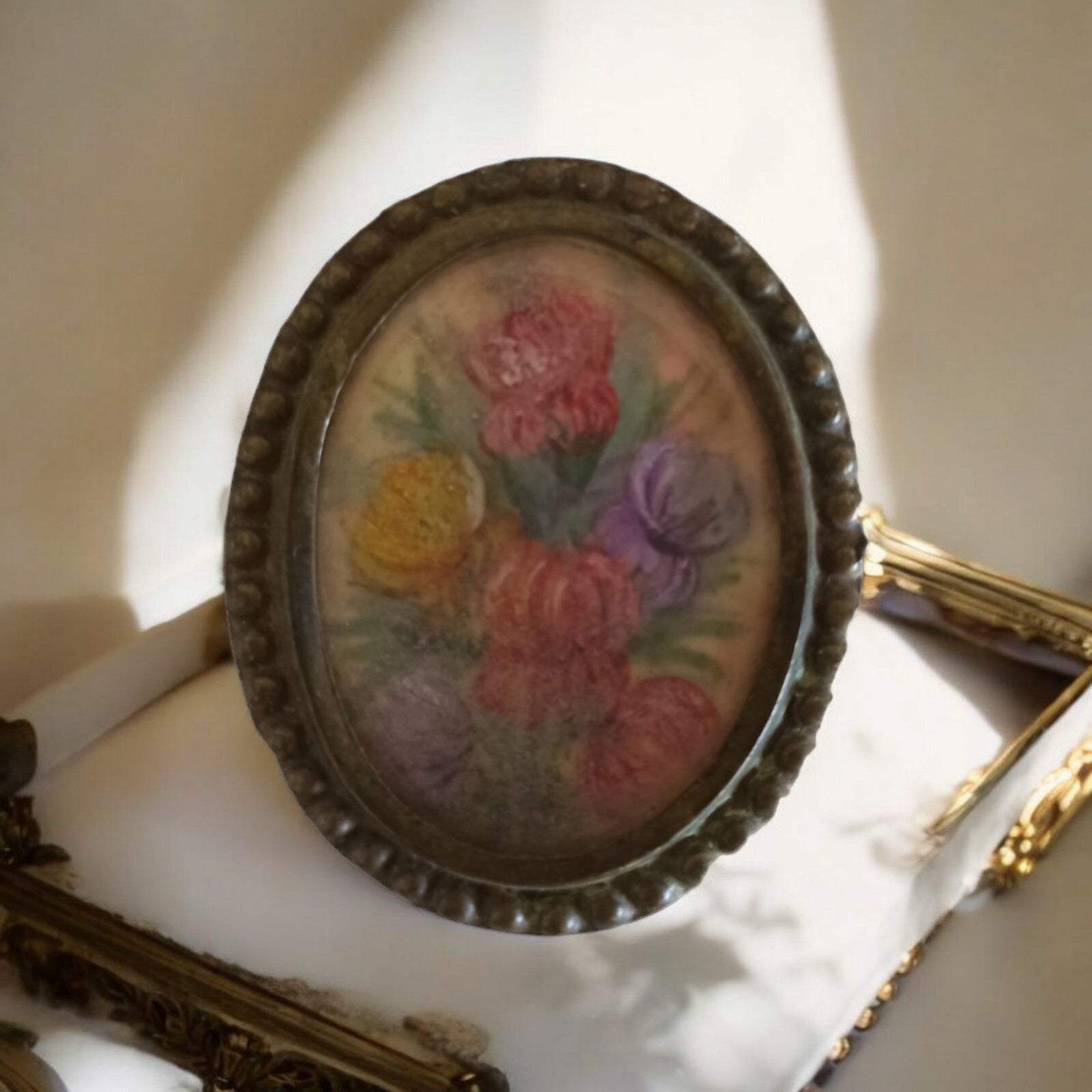Broche ancienne ovale peinte à la main, fleurs, style années 50 vintage