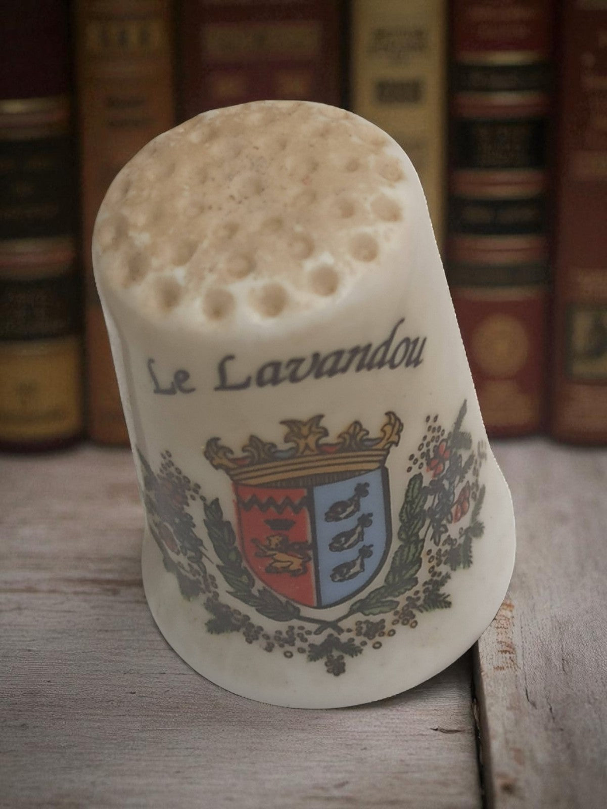 Dé à coudre ancien Le Lavandou blason, objet couture vintage rétro