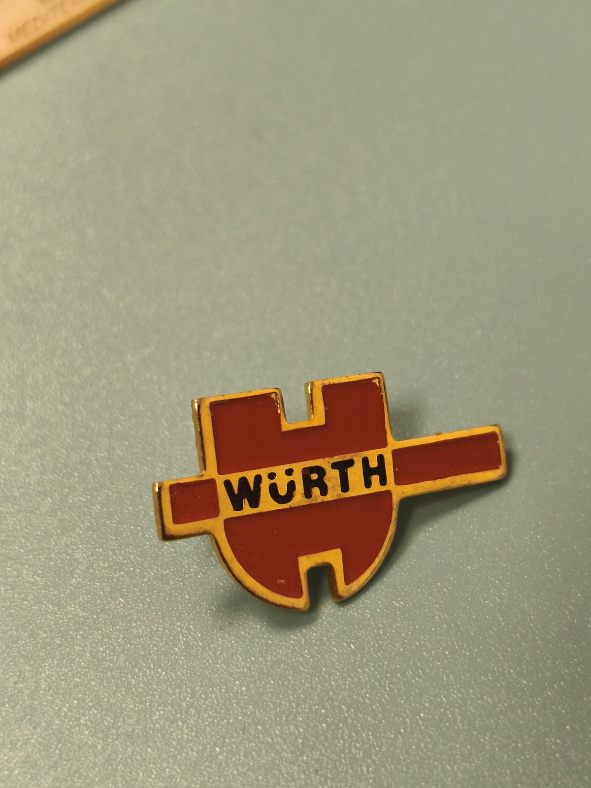 Vintage pin's Wurth rouge logo émaillé collection automobile (Ref 15)