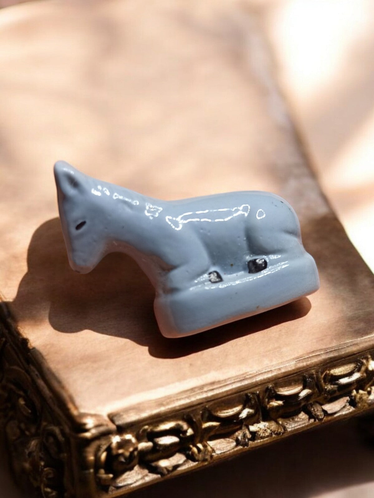 Âne de crèche vintage fève émaillée gris clair figurine santon ancien
