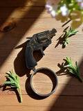 Porte-clés vintage pistolet métal, forme revolver, ancien, collection déco