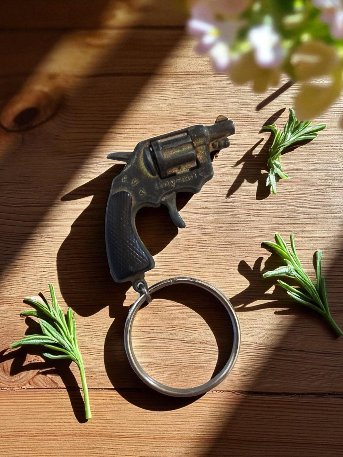 Porte-clés vintage pistolet métal, forme revolver, ancien, collection déco