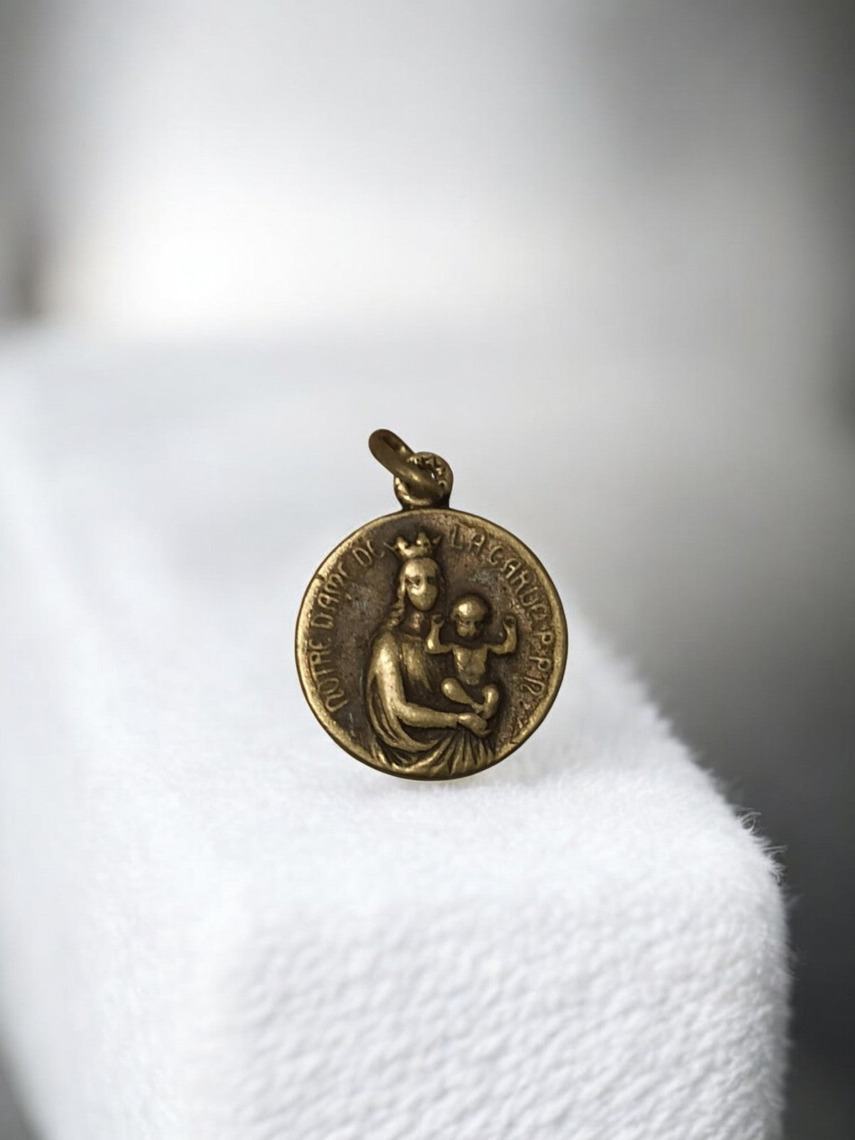 Médaille religieuse ancienne vintage collection objet sacré rétro d?occasion