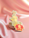 Pin's publicitaire vintage Quick lapin édition limitée, collection fast-food