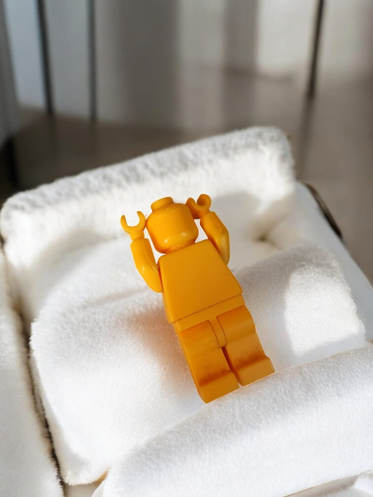 Minifigurine Lego vintage jaune monochrome, ancien jouet rétro d’occasion