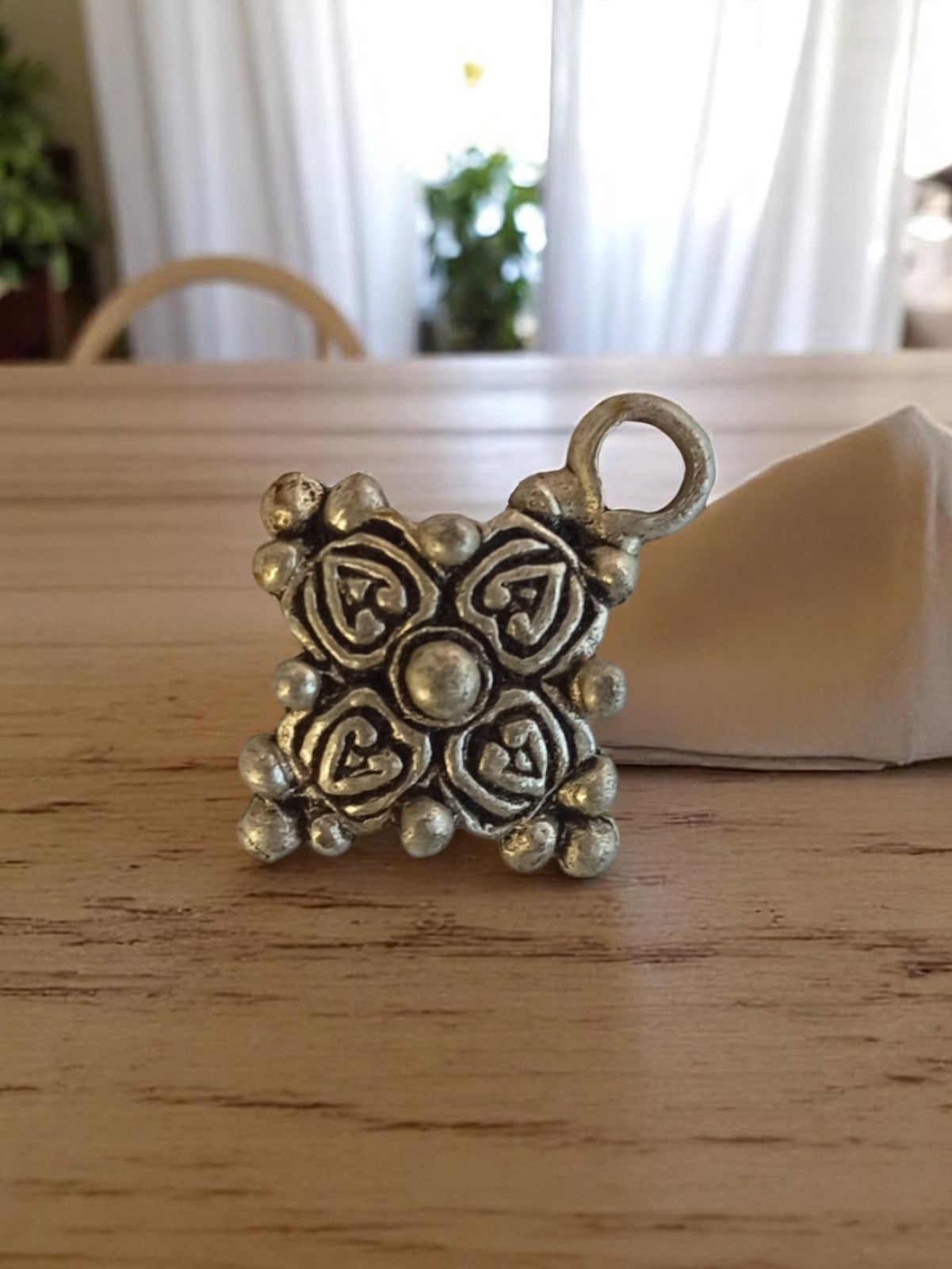 Pendentif vintage métal argenté motif géométrique années 50 rétro bijou