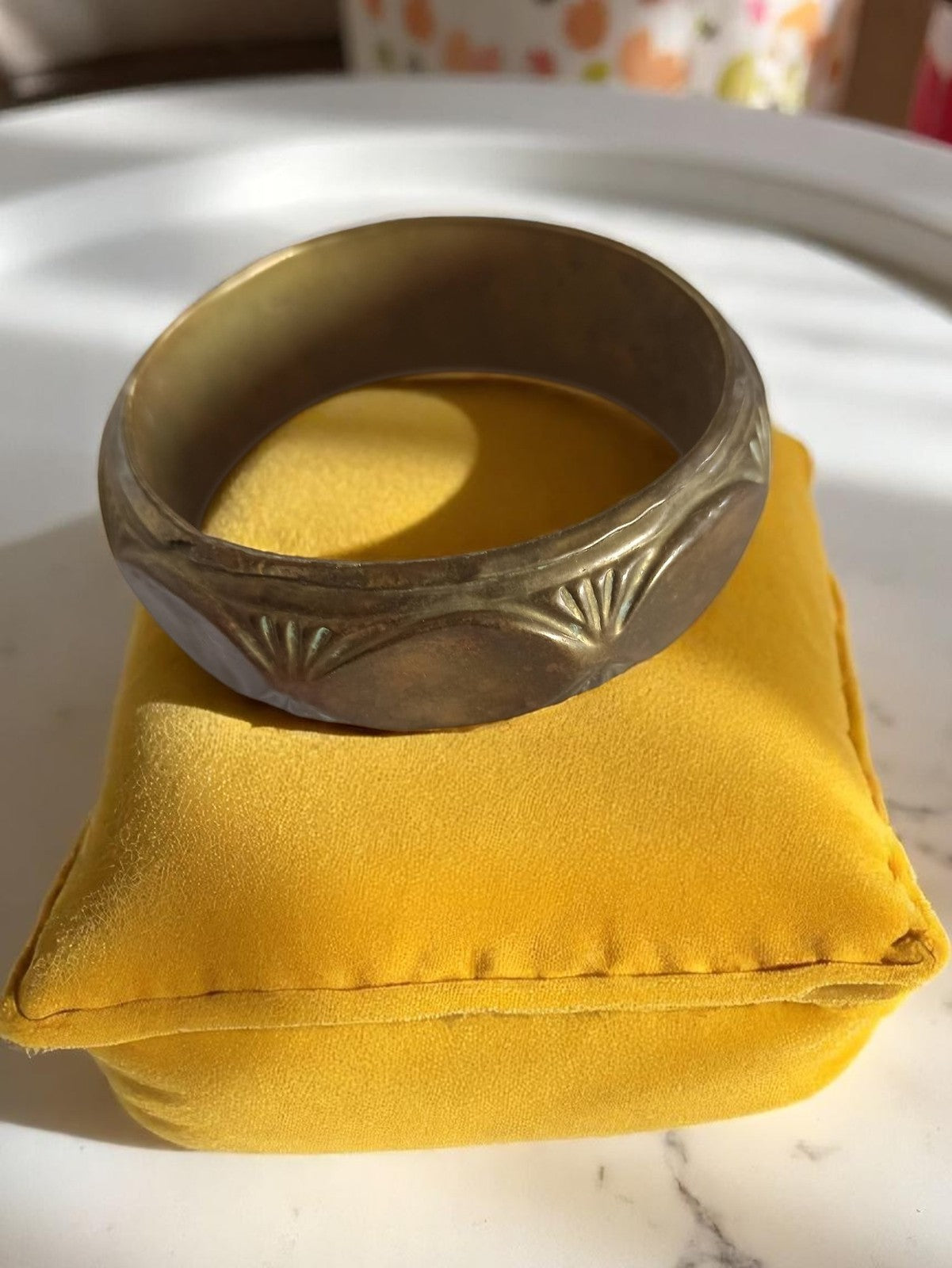 Bracelet jonc vintage laiton, large, motif éventail, pièce unique, rétro