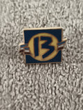 Pin's vintage émaillé bleu jaune numéro 13 rectangulaire ancien (Ref 11)