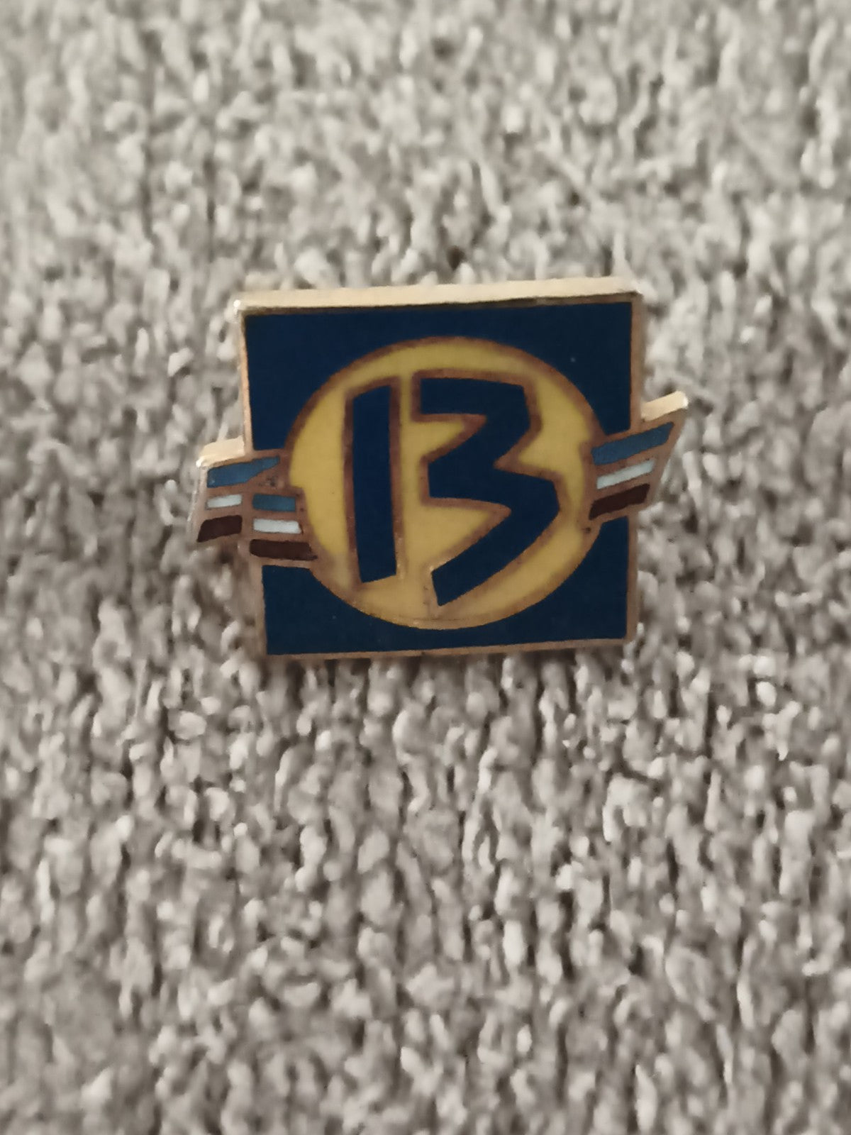 Pin's vintage émaillé bleu jaune numéro 13 rectangulaire ancien (Ref 11)