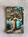 CPA photo colorisée femme bouquet robe ancienne paysage rivière