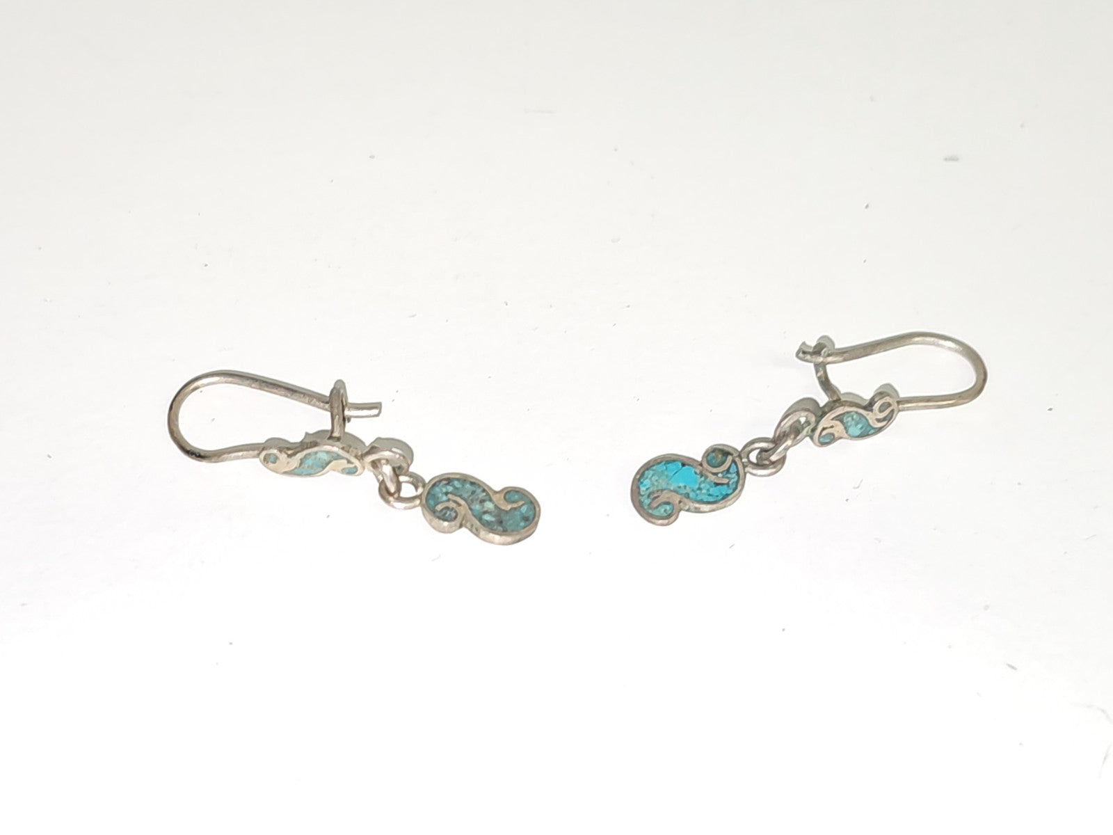 Paire de boucles d'oreilles vintage en argent ancien, bijou rétro collection