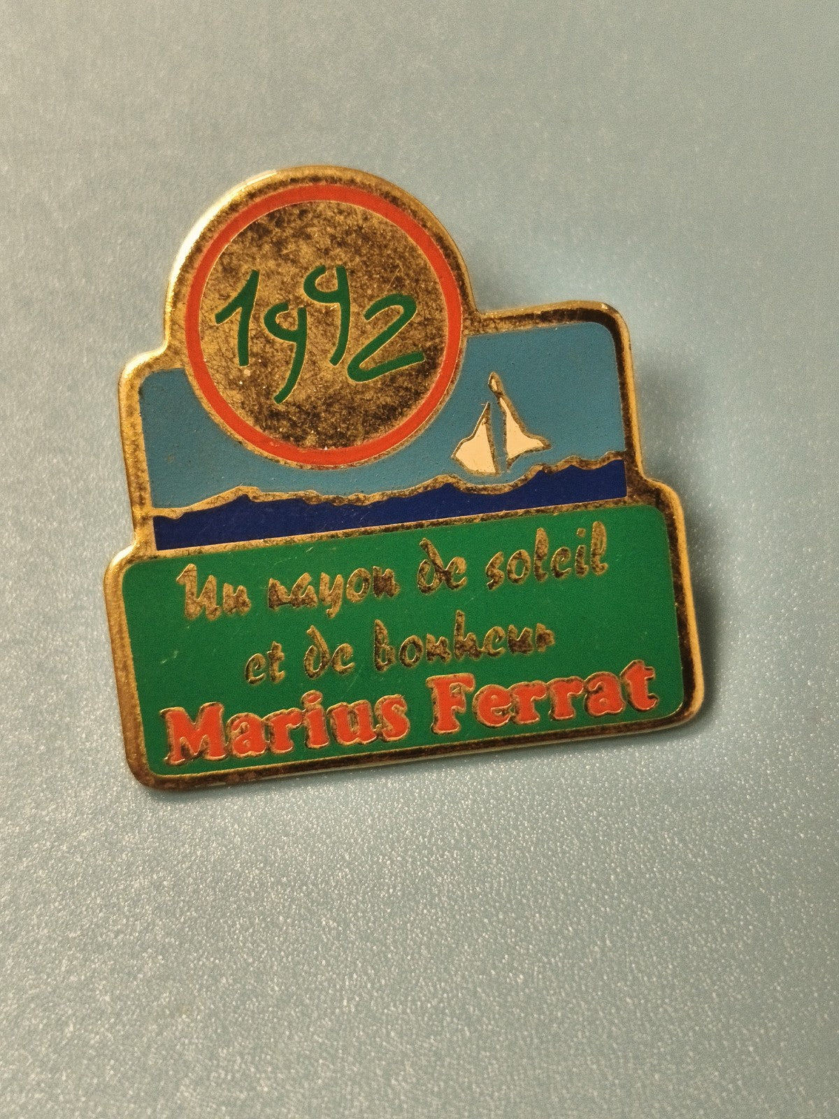 Pin's vintage Marius Ferrat 1992 voile paysage émaillé collection (ref 11)