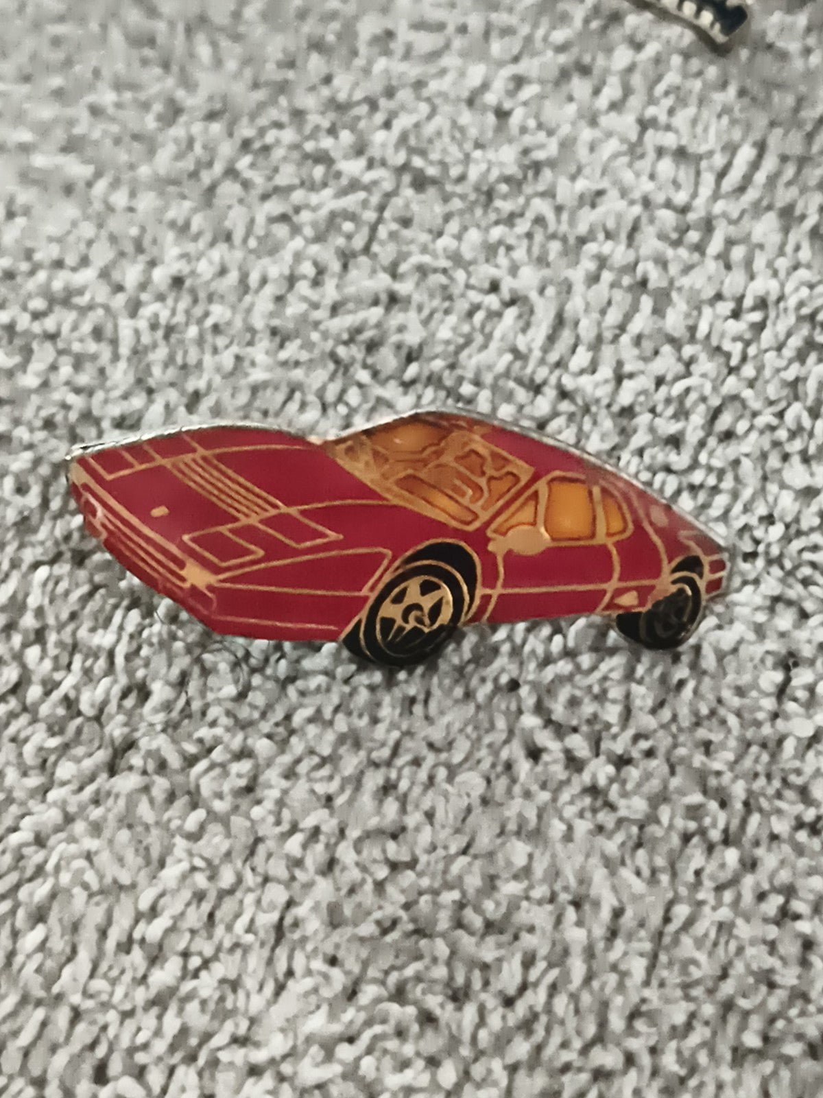 Pin's vintage voiture sport rouge, émaillé, design années 80 (Ref 10)