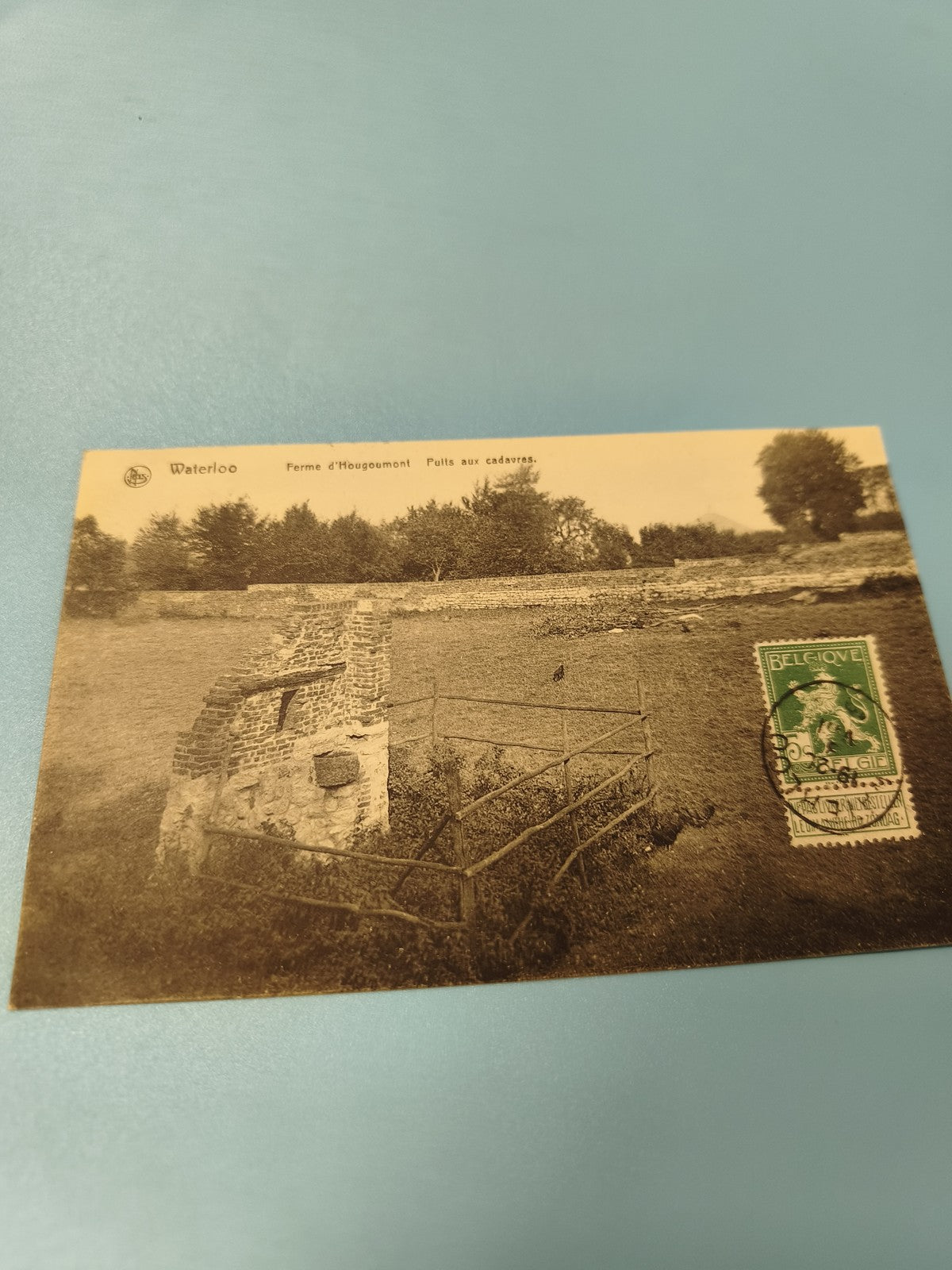 Carte postale ancienne Waterloo Ferme Hougoumont Puits aux cadavres timbre