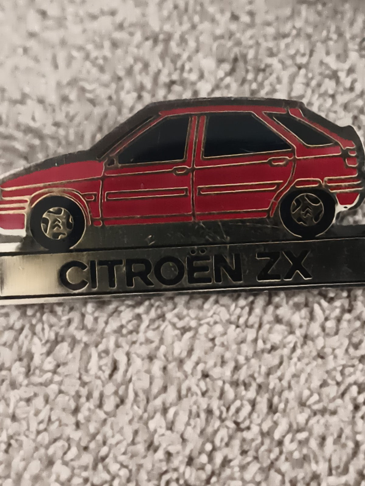 Pin's Citroën ZX vintage, voiture rouge, badge auto années 90 (Ref 9)