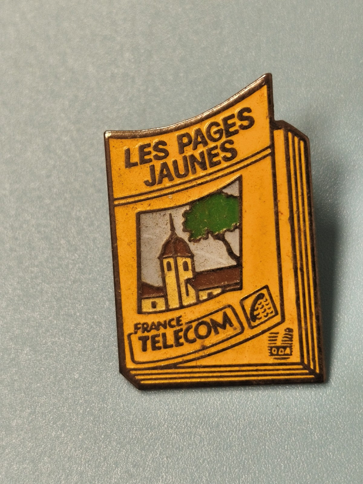 Pin's vintage Les Pages Jaunes France Télécom jaune livre publicitaire ancien