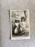 Carte postale CPA Les Œufs de Pâques enfants chapeaux décor fleuri