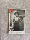 CPA photo femme panier muguet Souvenir de Mai timbre rouge 10c Paris