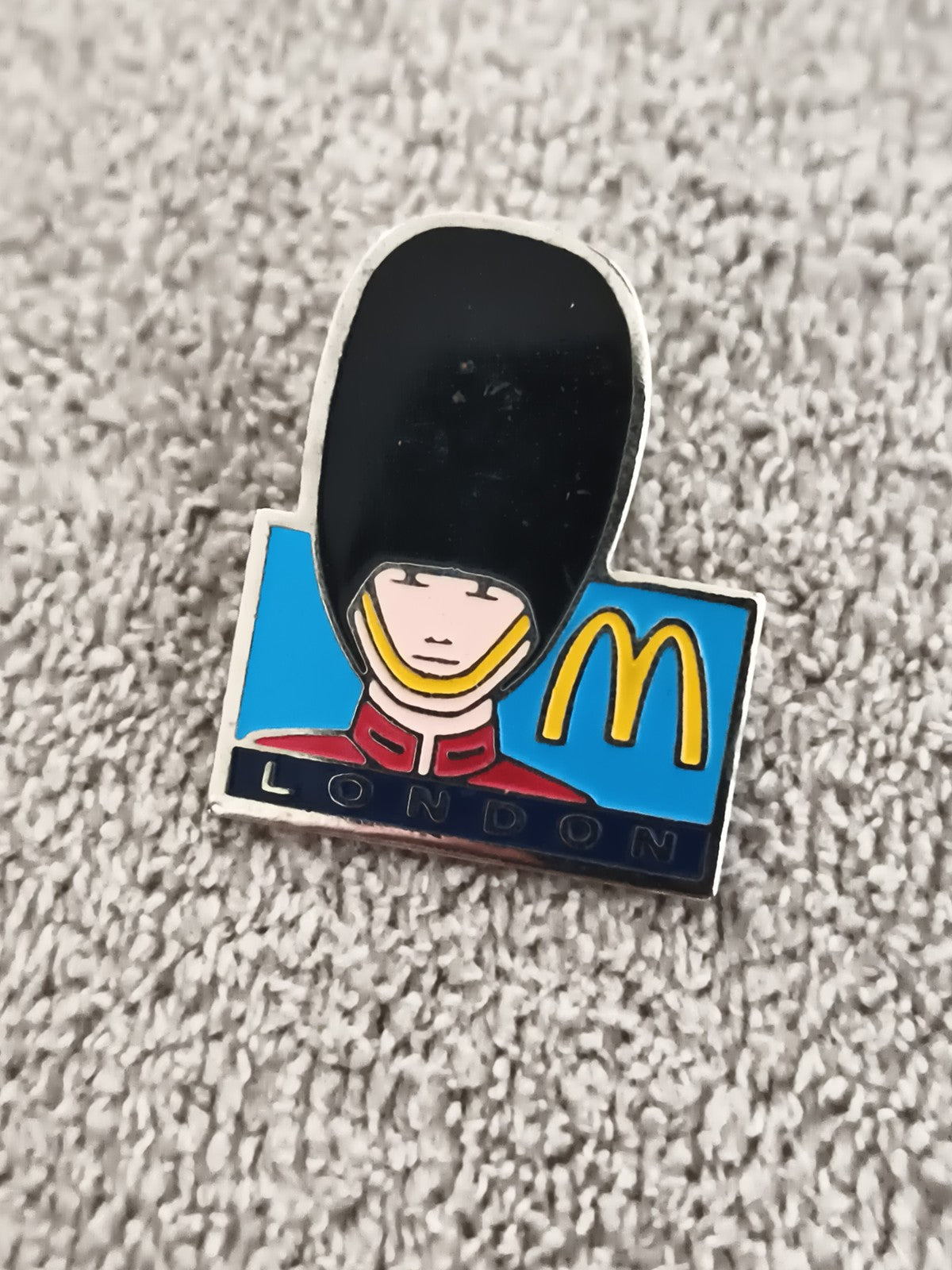 Pin's vintage McDonald's London garde royale émaillé logo UK (Ref 4)