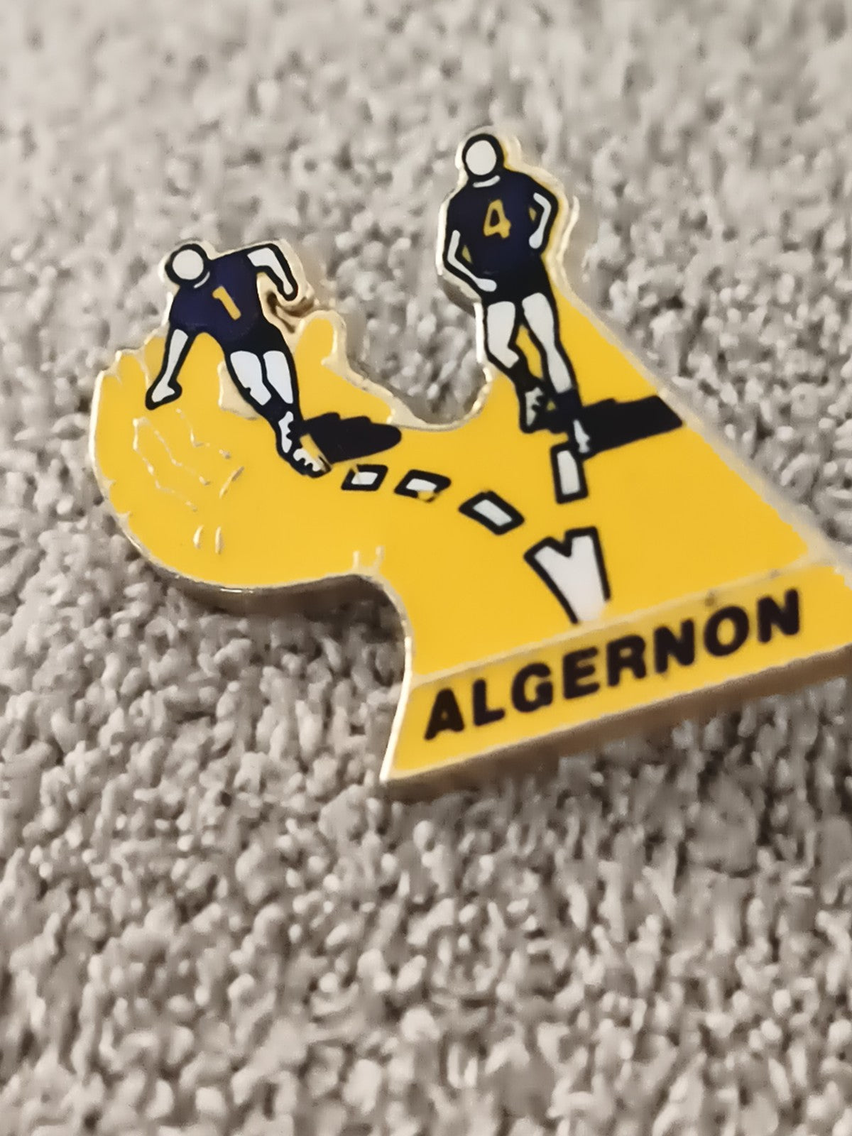 Pin's vintage ALGERNON course à pied jaune athlétisme sport années 90 (Ref 7)