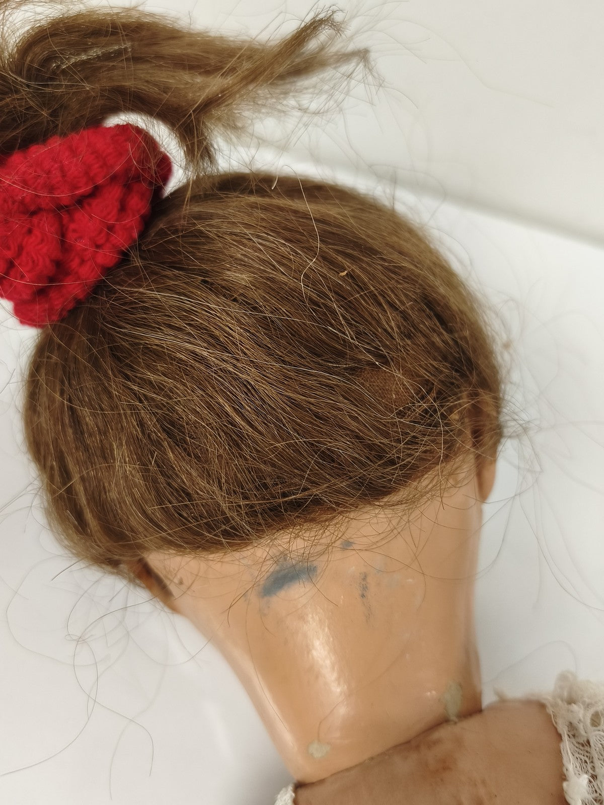 Poupée ancienne yeux dormeurs, tenue coton dentelle et chaussons tricot