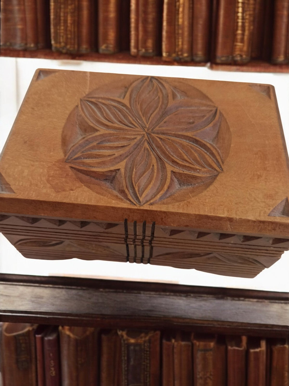 Grande boîte à bijoux ancienne bois sculpté motif floral, coffret vintage déco
