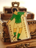Pin's football vintage Avenir Salembrais joueur émaillé vert ancien badge