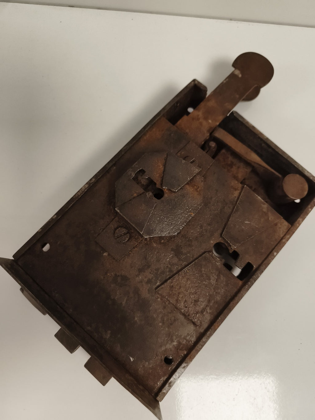 Ancienne serrure de porte à tirage, aspect métallique, clé bénarde, vintage