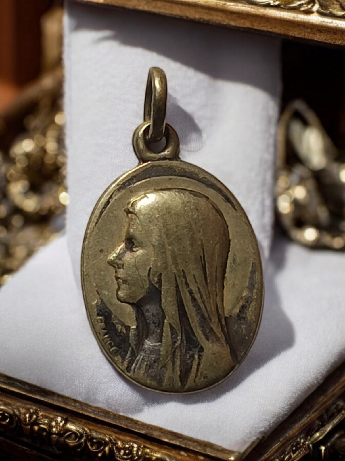 Médaille religieuse ancienne Vierge Marie, finition dorée, pendentif vintage