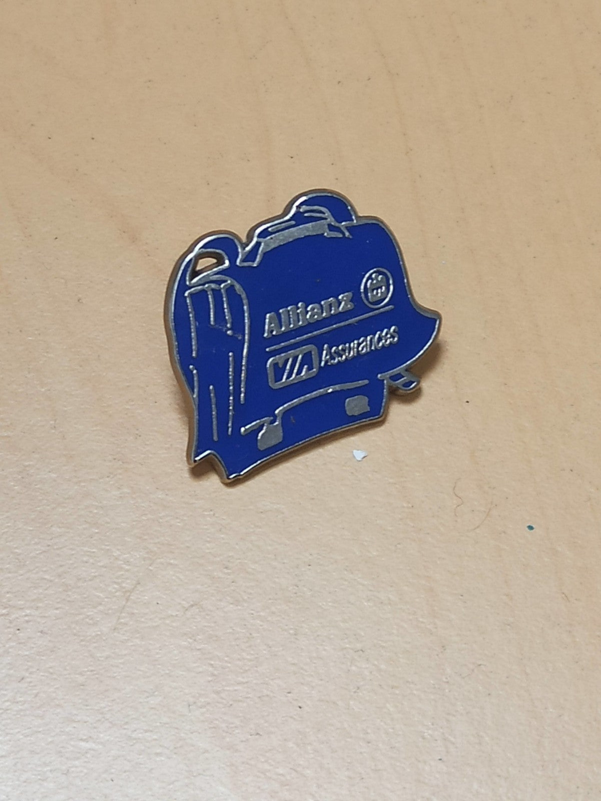 Pin's ancien Allianz VIA Assurances bleu rétro badge publicitaire vintage