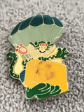 Pin's vintage parachutiste animal cartoon émaillé, vert jaune, badge ancien (Ref