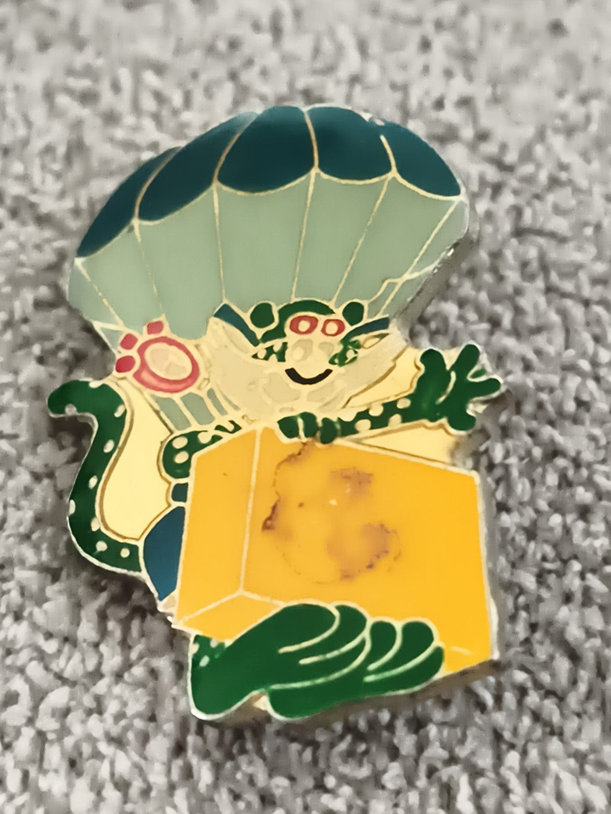 Pin's vintage parachutiste animal cartoon émaillé, vert jaune, badge ancien (Ref