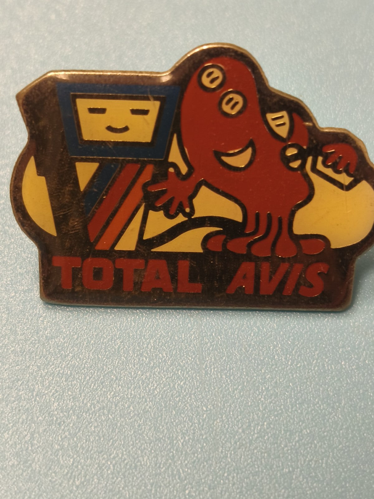 Vintage pin's TOTAL AVIS mascotte rouge et bleu collection essence (Ref 15)