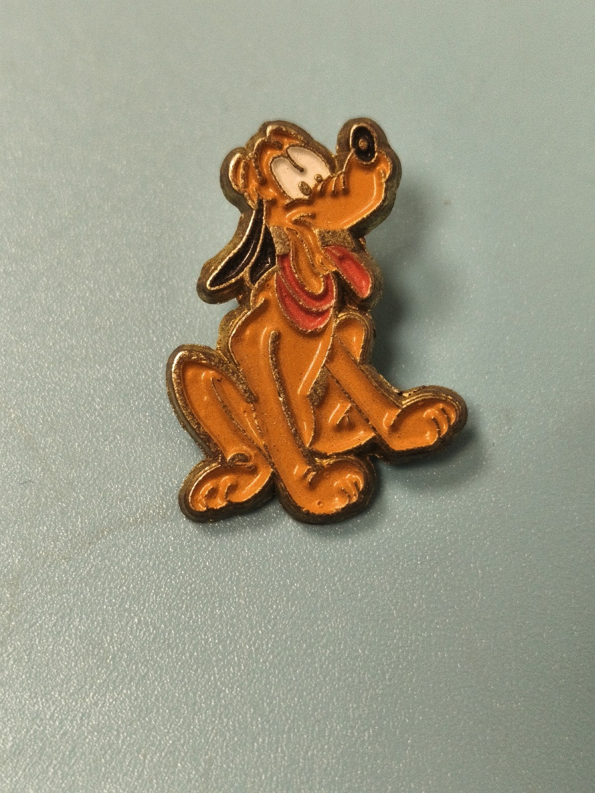 Vintage Pin Pluto Disney orangefarben sitzend Retro-Sammlung (Ref 4)