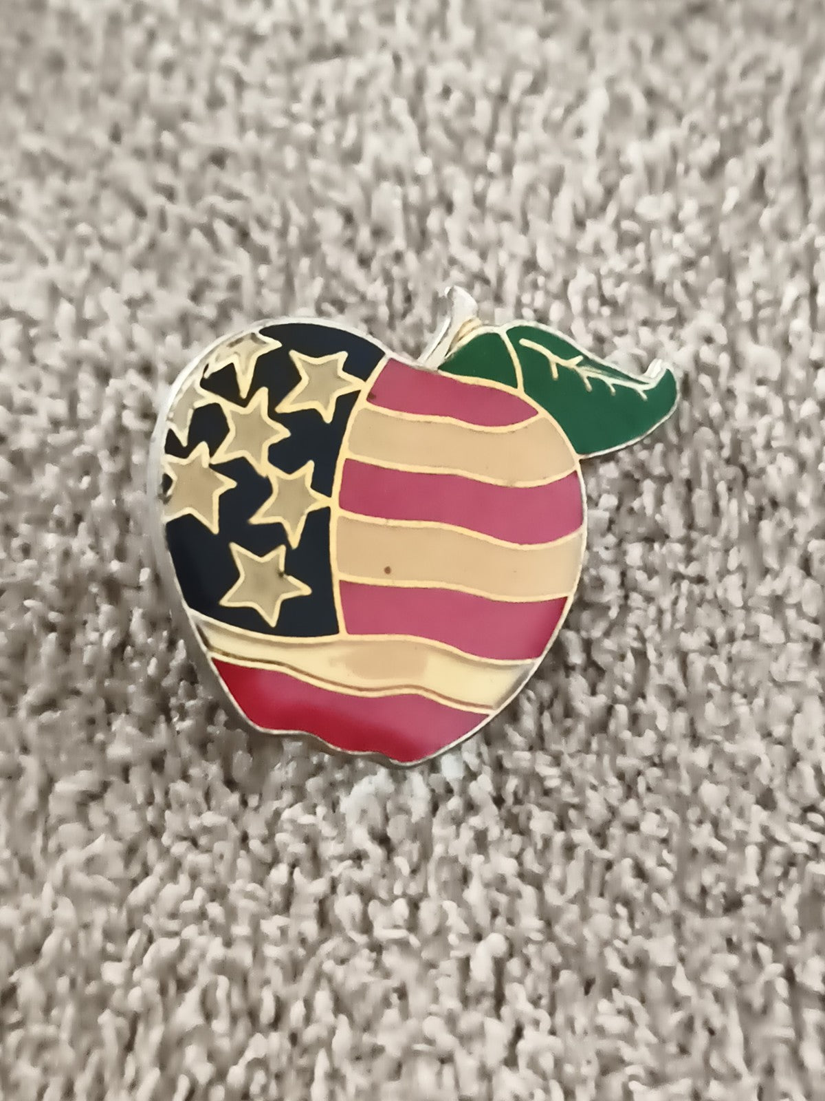 Pin's vintage pomme drapeau USA émaillé, étoile américaine (Ref 6)
