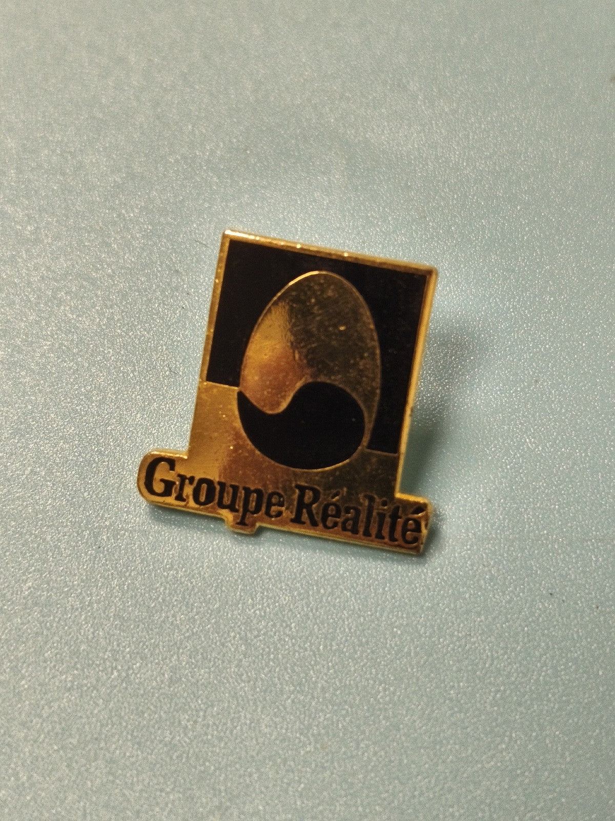 Pin's vintage Groupe Réalité logo doré noir collection musique rare
