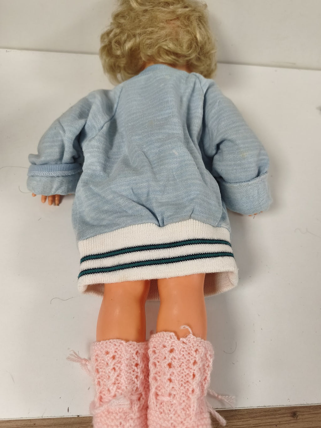 Ancienne poupée Ratti Made in Italy, yeux bleus, cheveux blonds, tenue maille