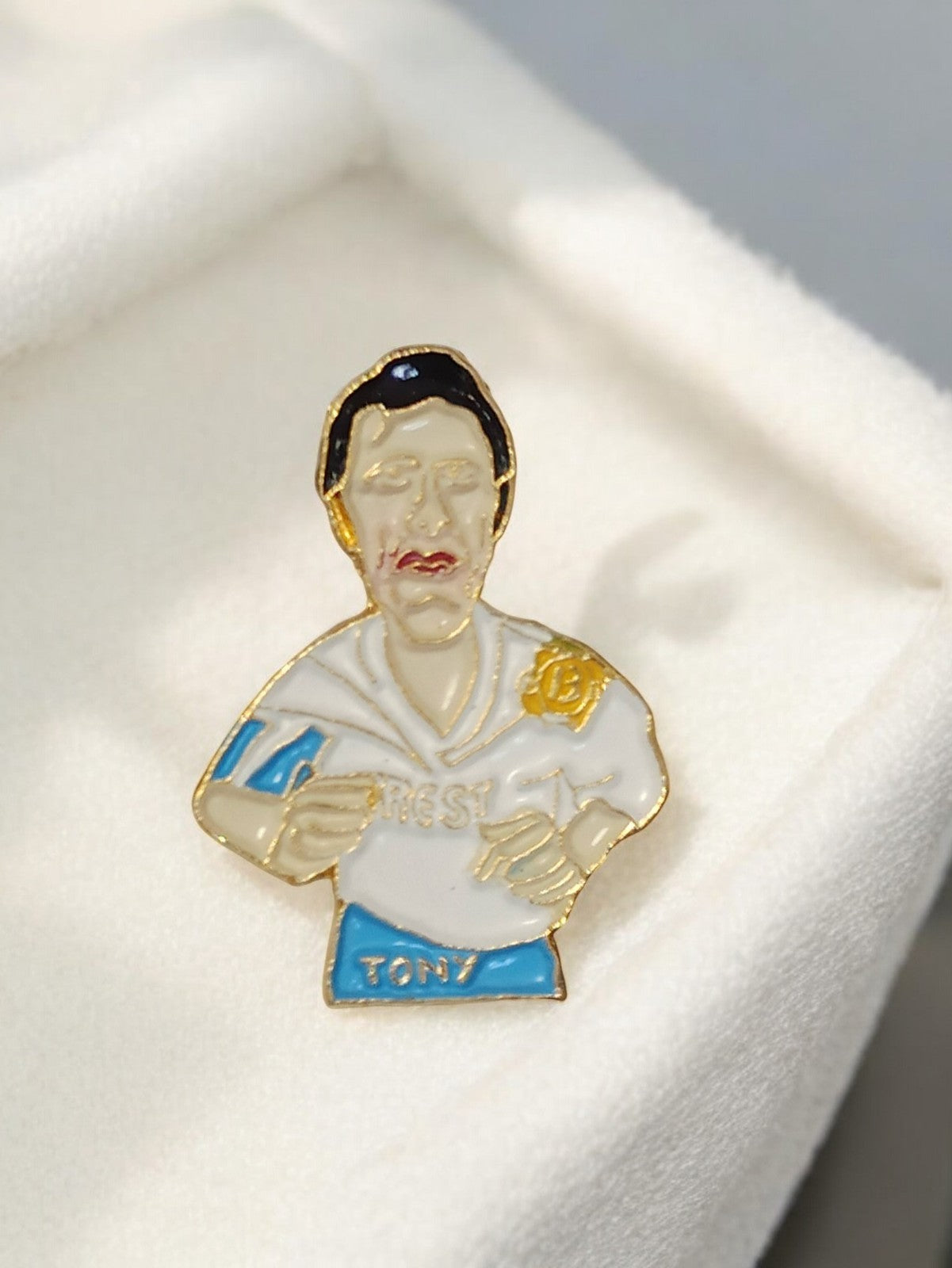 Pin's vintage Olympique de Marseille OM émail doré joueur TONY années 90
