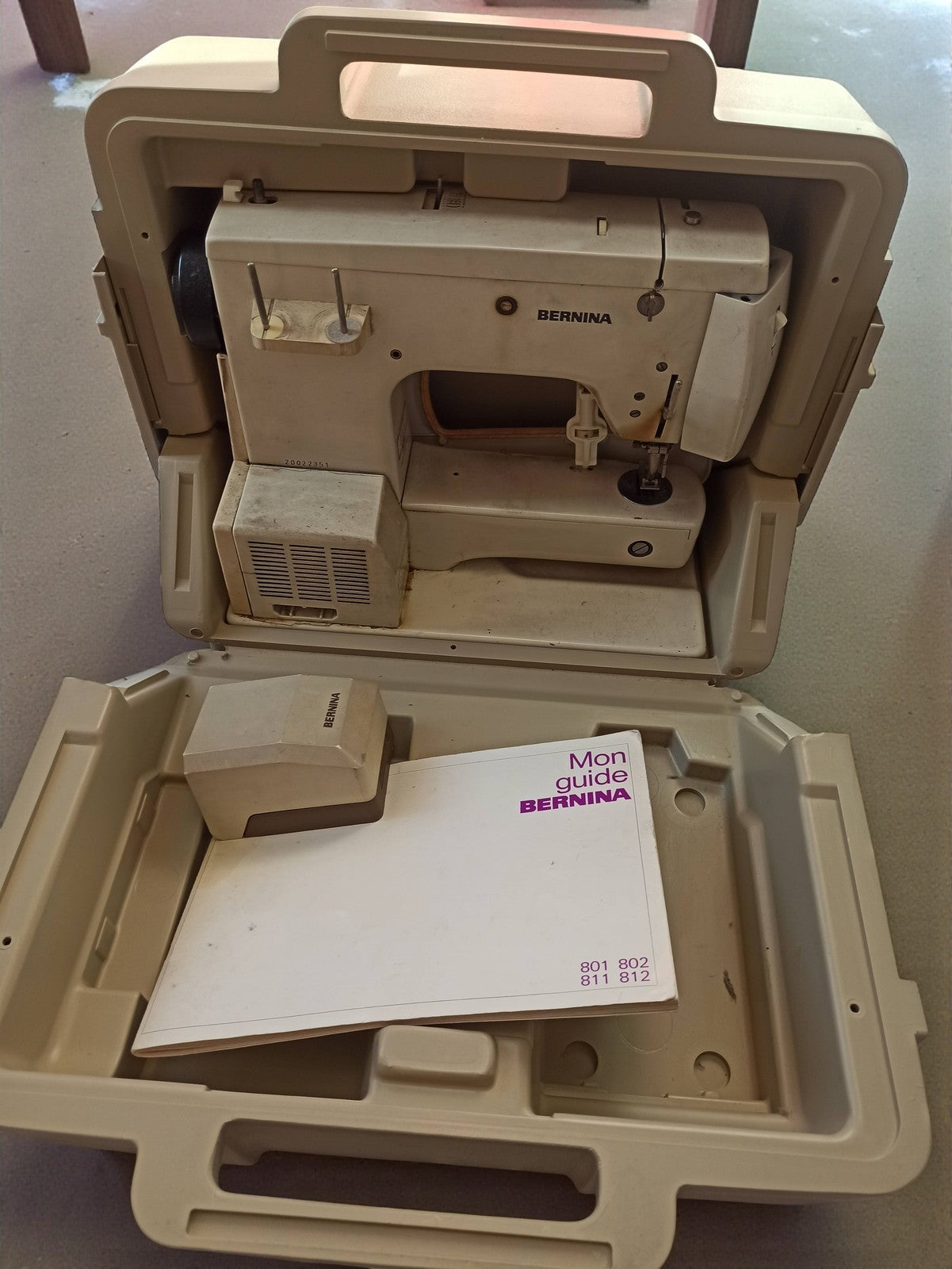 Machine à coudre Bernina vintage avec valise et guide, à restaurer, ancien modèl