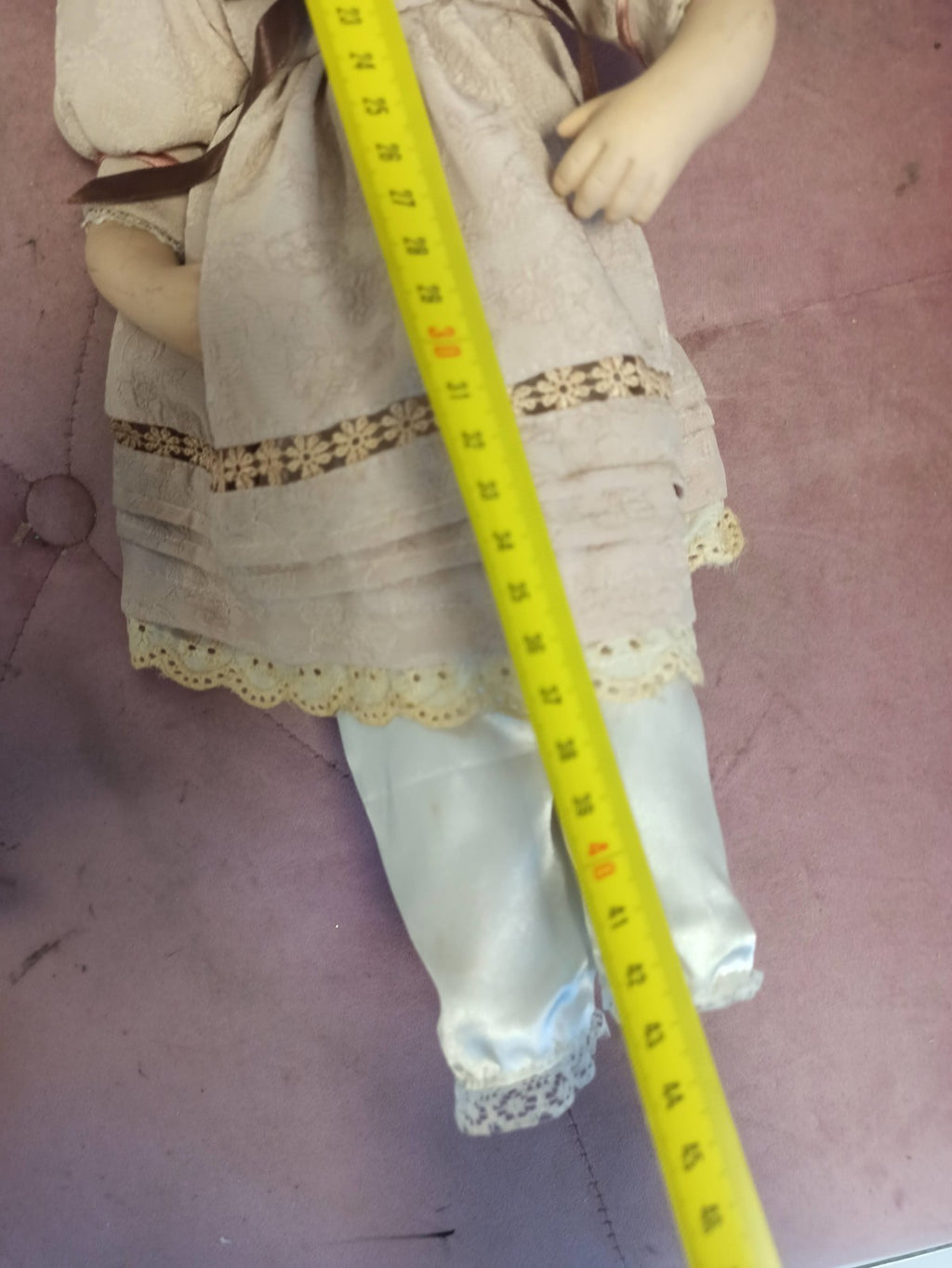 Poupée ancienne en porcelaine brune robe dentelle rétro déco vintage