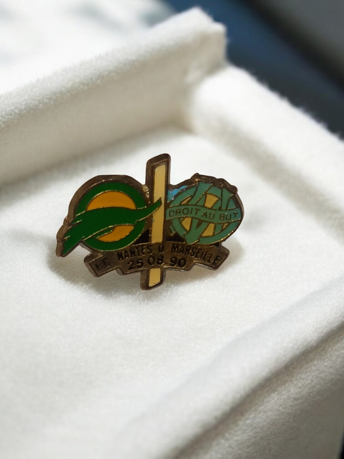 Pin's vintage FC Nantes OM 1990 badge foot ancien match Droit au but rétro
