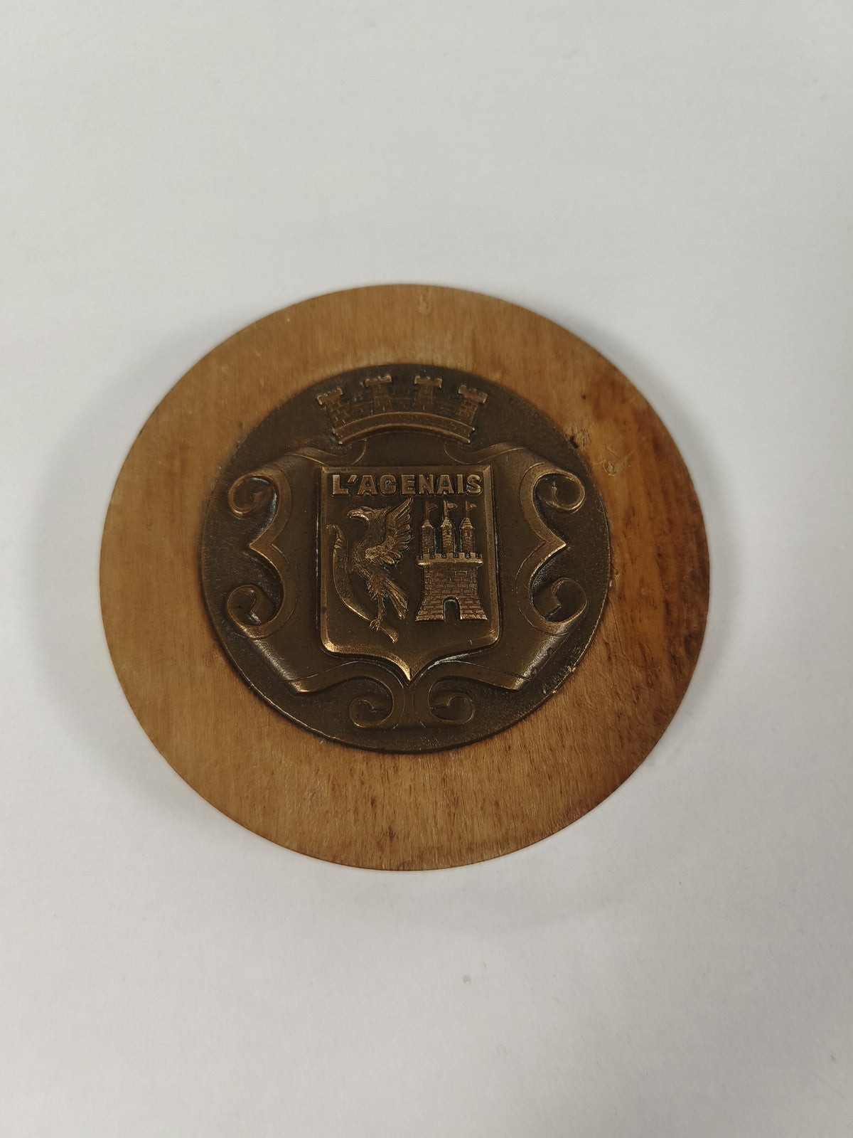Ancienne médaille blason L?Agenais sur support bois, écusson vintage déco