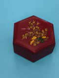 Boîte hexagonale laquée rouge décor floral jaune, aspect asiatique, coffret