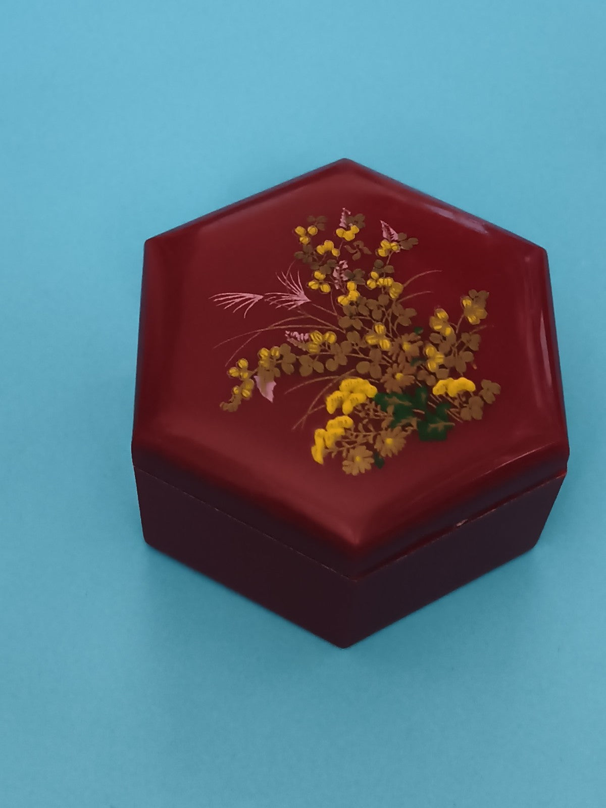 Boîte hexagonale laquée rouge décor floral jaune, aspect asiatique, coffret
