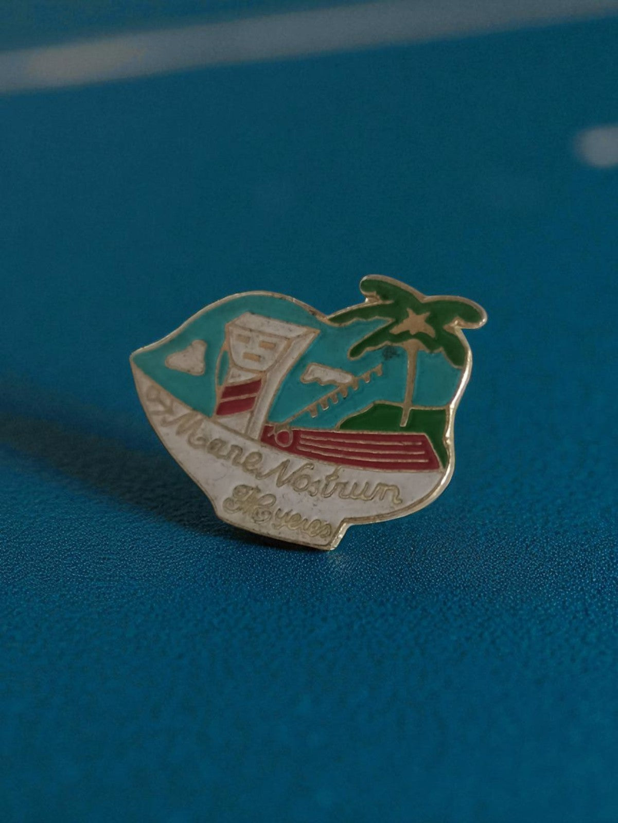 Pin's vintage Mane Nostrum Hyères ancien, badge publicitaire rétro France