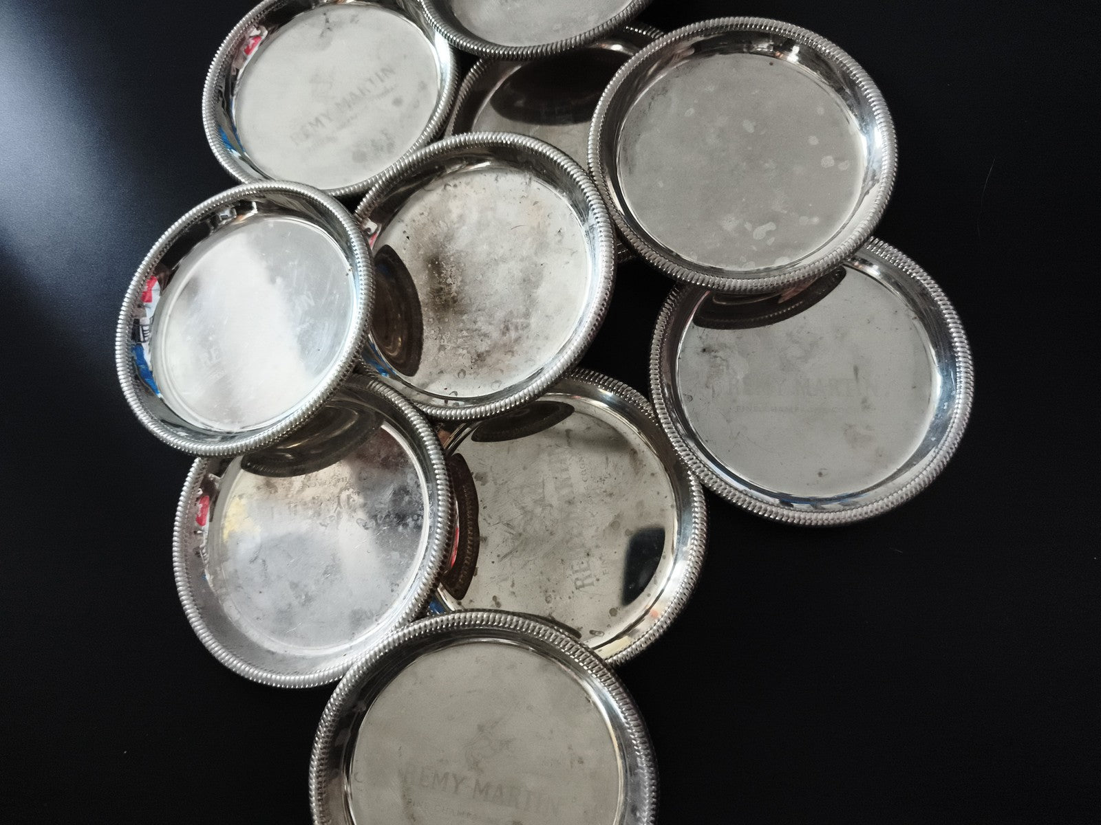 Lot de coupelles anciennes Rémy Martin, plateaux apéritif métal, vintage bar